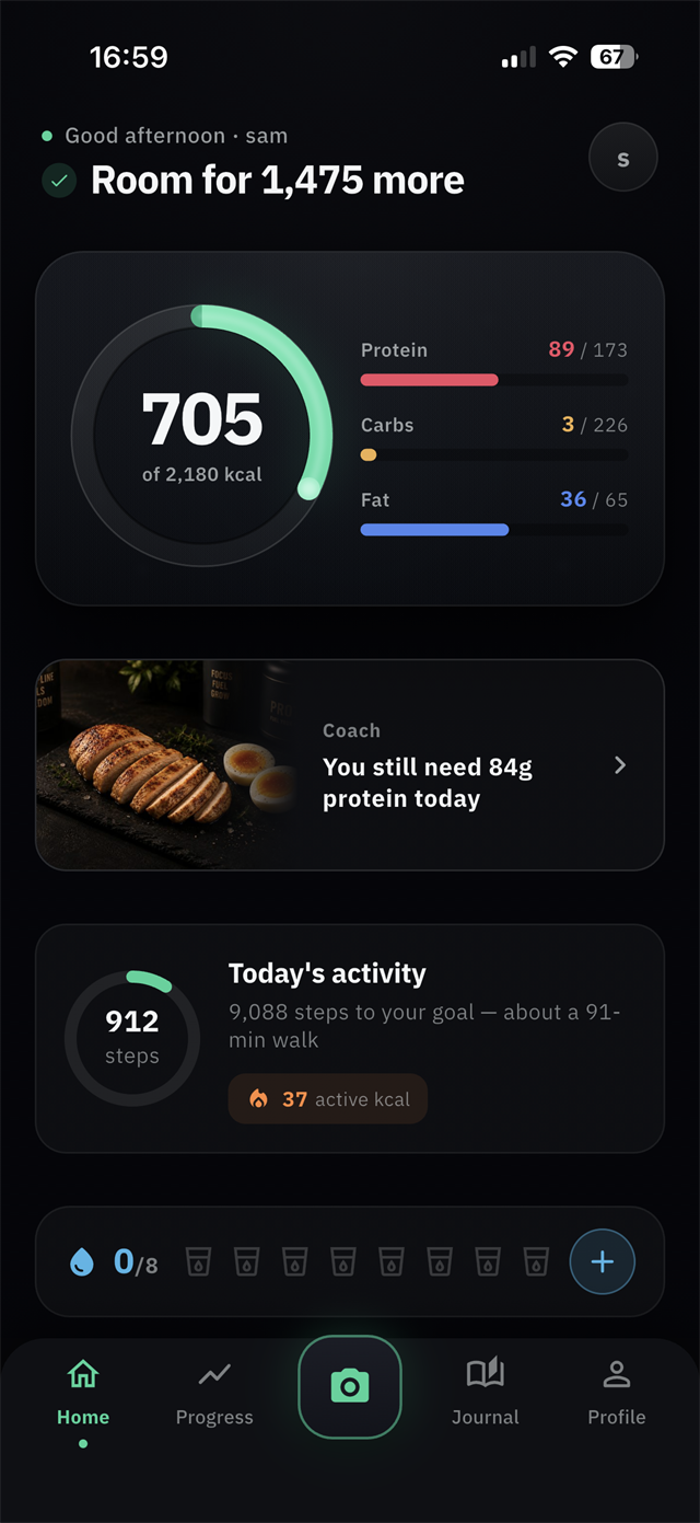 Veya home screen showing the daily calorie ring and macro rails